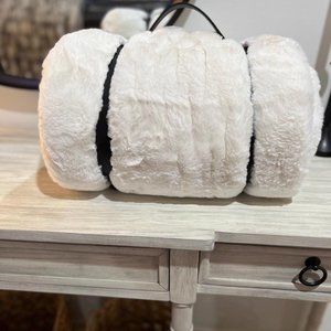 Mon Chateau Luxe Faux Fur Throw